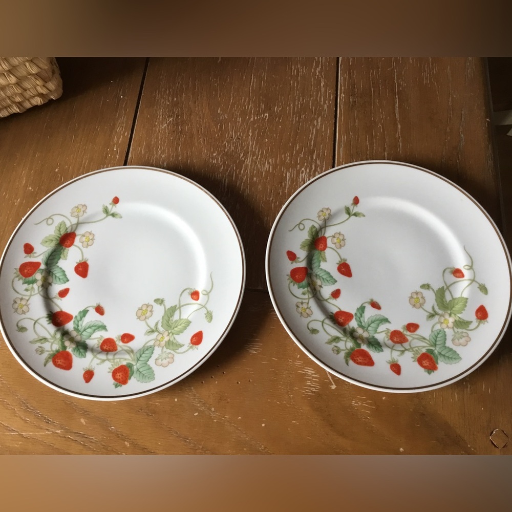 Avon 1978  Strawberry cake plates made in Brazil 22k gold trim EUC set of two